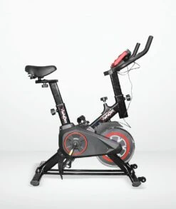 Venom Sports Hometrainer Fiets – Fitness Fiets – Professionele Indoor Cycle Met Lage Instap – Hometrainer Fitness – Hoge Stabiliteit – Spinningfiets – Cardio Bike – LCD Scherm – Verstelbaar – V-belt Aandrijving – Tot 175cm En 150kg – Zwart/Rood -FitForce Outlet Winkel 1007x1200 2