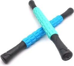 Spier Massage Roller | Stick Roller | Trigger Point | Voor Beginners & Ervaren Sporters | Vermindering Spierpijn | Verkleefde Spieren | Kramp En Stijfheid | Helpt Herstellen | Meer Doorbloeding -FitForce Outlet Winkel 1200x1064 1