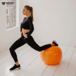 Rockerz Fitness® - Yoga Bal Inclusief Pomp - Pilates Bal - Fitness Bal - Zwangerschapsbal - Goede Houding Bij Het Thuiswerken - 75 Cm - Kleur: Oranje -FitForce Outlet Winkel 1200x1200 1121
