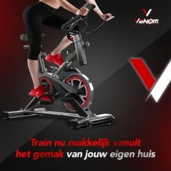 Venom Sports Hometrainer Fiets – Fitness Fiets – Professionele Indoor Cycle Met Lage Instap – Hometrainer Fitness – Hoge Stabiliteit – Spinningfiets – Cardio Bike – LCD Scherm – Verstelbaar – V-belt Aandrijving – Tot 175cm En 150kg – Zwart/Rood -FitForce Outlet Winkel 1200x1200 2074