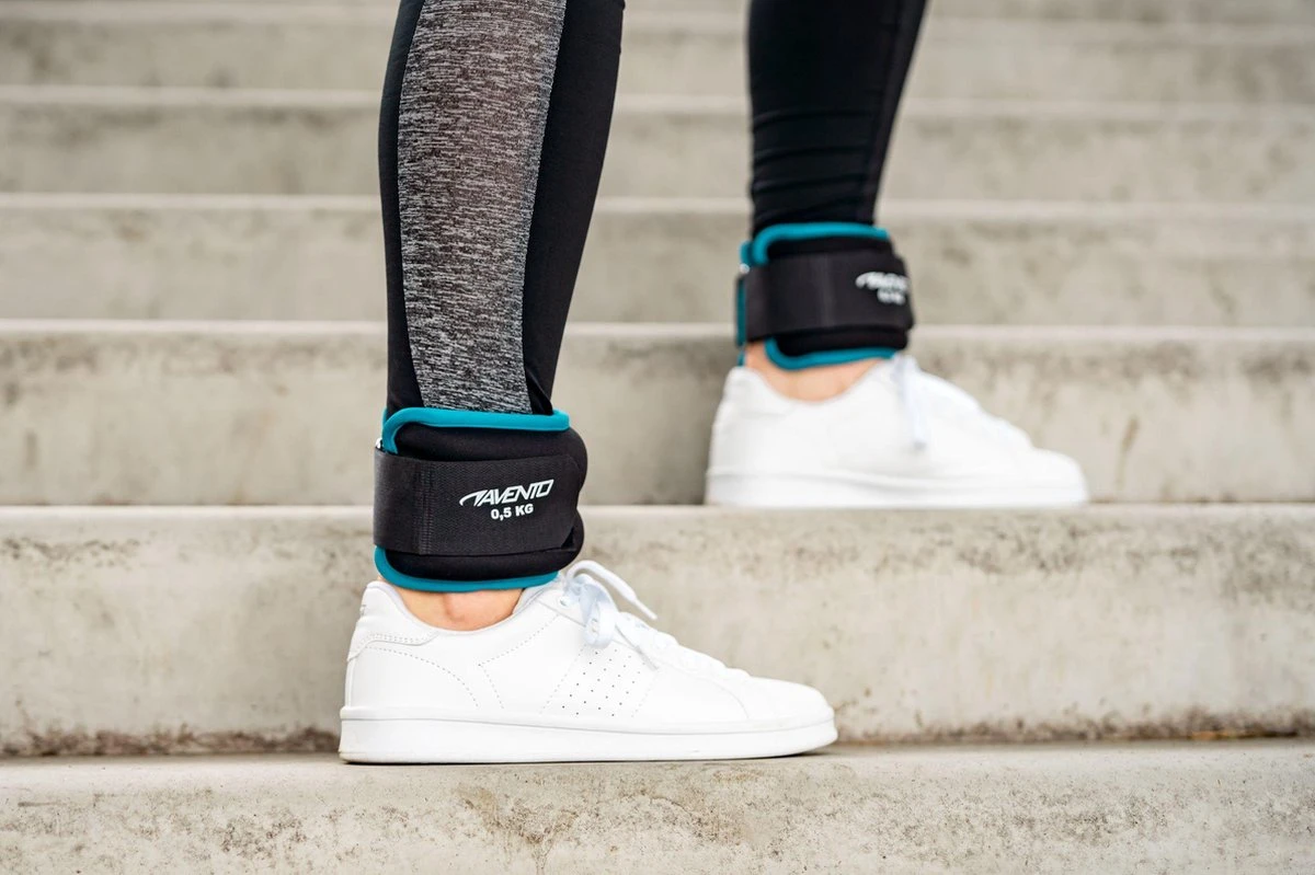 Avento Pols/Enkel Gewicht Neopreen - 2x 0.5 Kg - Zwart/Blauw 4 Avento Pols/Enkel Gewicht Neopreen - 2x 0.5 Kg - Zwart/Blauw - Afbeelding 4