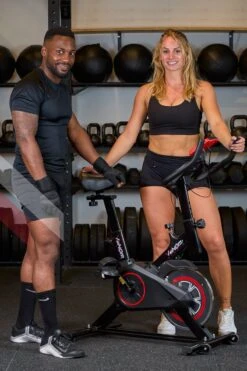 Venom Sports Hometrainer Fiets – Fitness Fiets – Professionele Indoor Cycle Met Lage Instap – Hometrainer Fitness – Hoge Stabiliteit – Spinningfiets – Cardio Bike – LCD Scherm – Verstelbaar – V-belt Aandrijving – Tot 175cm En 150kg – Zwart/Rood -FitForce Outlet Winkel 800x1200 27